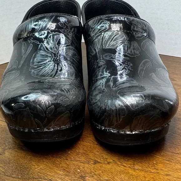 Dansko Tooled Shiny Black Leather Floral Clogs Slip-on Shoes, sz 39, 8-8.5 - Picture 3 of 16